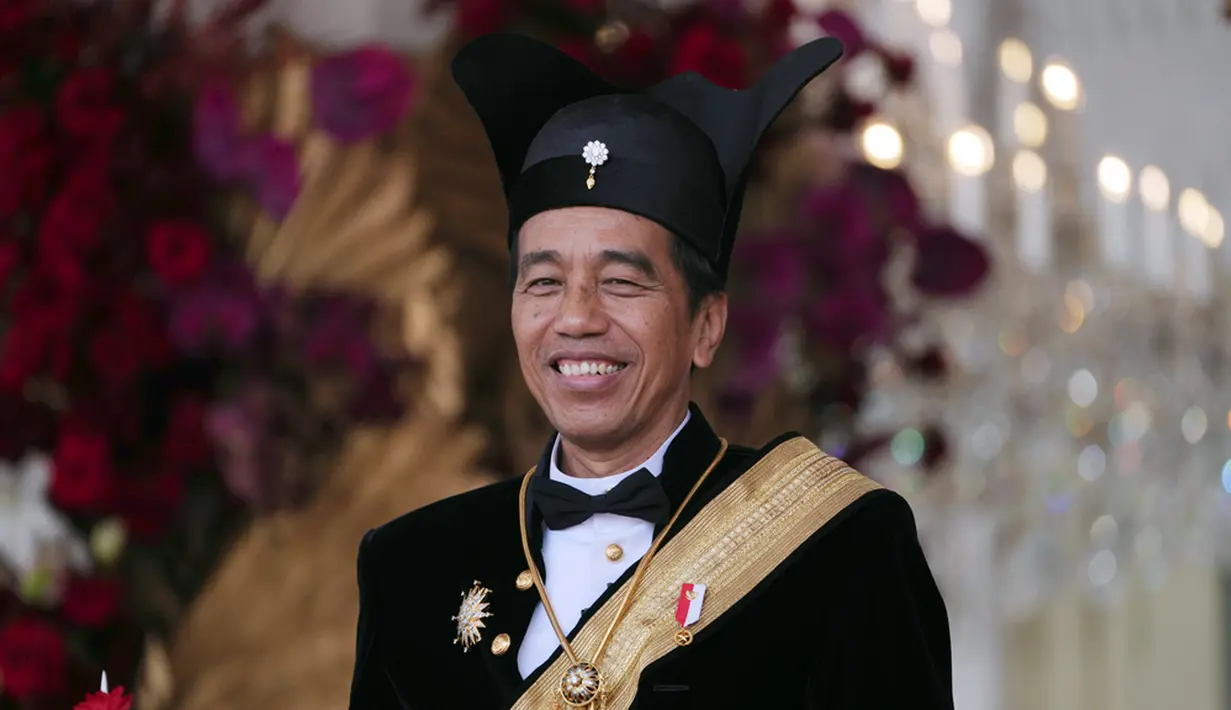 Jokowi kembali memakai baju adat pada upacara peringatan HUT ke-78 RI di Istana Merdeka. Kali ini, Jokowi mengenakan baju adat Ageman Songkok Singkepan Ageng dari Keraton Kasunanan Surakarta Hadiningrat. (AP Photo/Achmad Ibrahim)