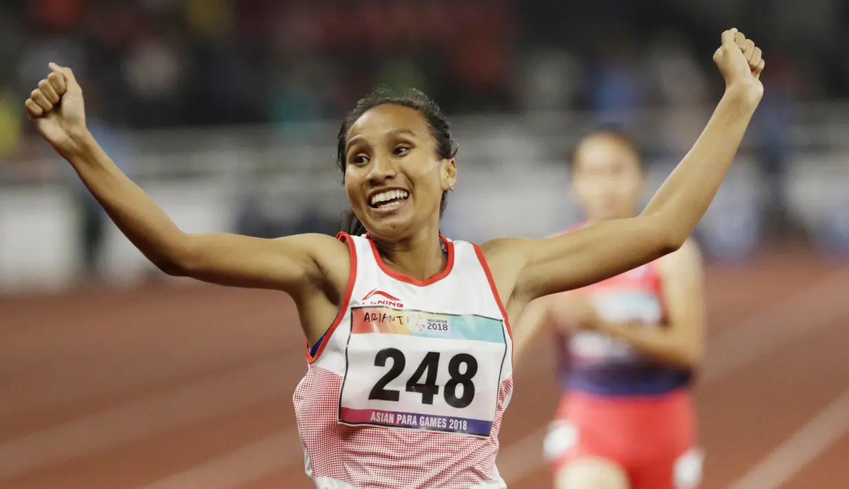 Pelari Indonesia, Ni Made Arianti, melakukan selebrasi usai finis di posisi ke dua di nomor lari 100M T13 pada Asian Para Games di SUGBK, Jakarta, Rabu (10/10/2018). Indonesia meraih memborong tiga mendali. (Bola.com/M Iqbal Ichsan)