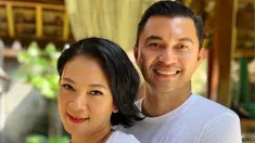 Di usia pernikahan yang ke-23, Anjasmara dan Dian Nitami masih terus membagikan potret mesra di media sosial. Keduanya resmi menjadi suami istri pada 17 Juni 1999. (Instagram/anjasmara)