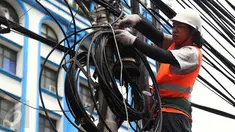 Petugas PLN saat melakukan penertiban jaringan ilegal di tiang listrik PLN di Menteng Raya,Jakarta, (02/3). Pihak PLN akan menertibkan 48 lokasi yang dianggap ada jaringan ilegal. (Liputan6.com/Faisal R Syam)