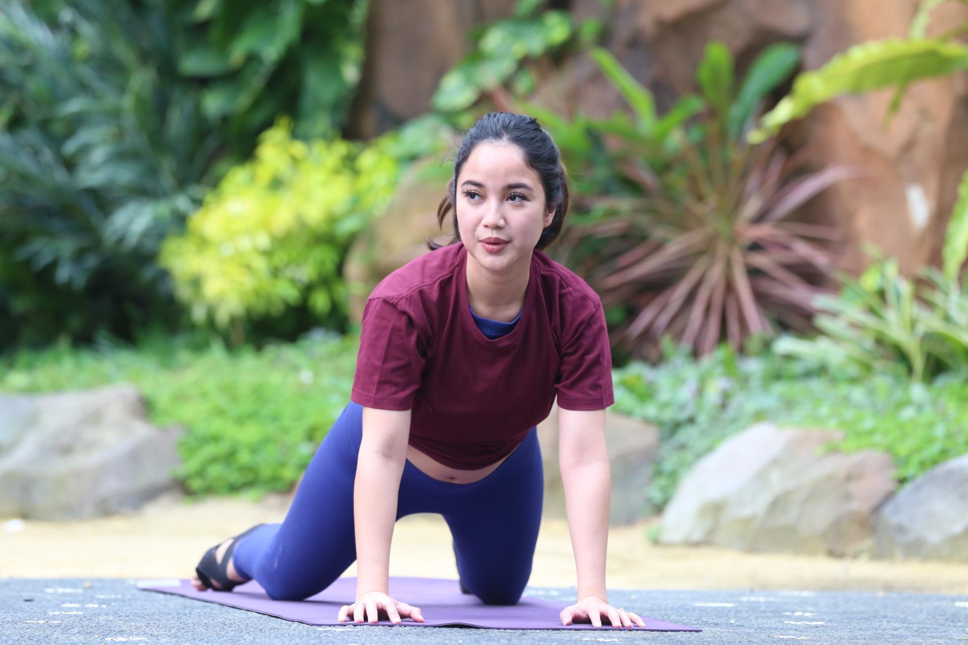 Setelah itu Chaca beserta selebriti lain menyempatkan mengunjungi Fauna Land. Melihat-lihat aneka satwa dan menikmati pertunjukan beberapa jenis burung. (Adrian Putra/Bintang.com)