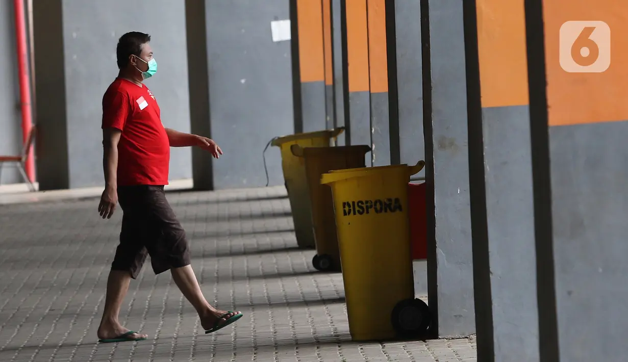 Pasien yang berstatus OTG saat aktivitas pagi hari di Stadion Patriot Chandrabhaga, Bekasi, Jawa Barat, Rabu (16/12/2020). Kegiatan olahraga tersebut rutin dilakukan setiap pagi hari untuk meningkatkan daya tahan tubuh pasien yang menjalani isolasi mandiri. (Liputan6.com/Herman Zakharia)
