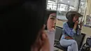 Seorang Sales Promotion Girl (SPG) berpakaian ala koboi sedang bersolek di Mall Hewan Kurban, kawasan Kelapa Dua, Depok, Selasa (23/7/2019). Strategi penjualan hewan kurban menggunakan SPG berbusana ala koboi ini dilakukan untuk menarik minat pembeli jelang Idul Adha. (Liputan6.com/Herman Zakharia)