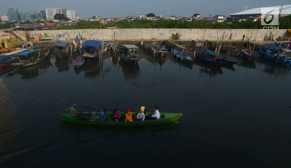 Warga menaiki peruhi bersiap menunaikan salat Idul Fitri 1439 H di Pelabuhan Sunda Kelapa, Jakarta, Jumat (15/6). Seluruh umat islam merayakan hari Idul Fitri 1349 H yang jatuh pada Jumat, 15 Juni 2018.            (Merdeka.com/Imam Buhori)