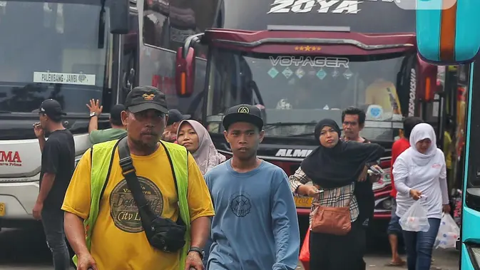    Arus Balik Menggeliat: Belasan Ribu Pemudik Banjiri Terminal Kalideres!   Kalideres Diserbu! Lebih dari 12 Ribu Pemudik Kembali ke Jakarta.   Lebaran Usai, Jakarta Memanggil: Terminal Kalideres Terima Ribuan Pemudik.   H+5 Lebaran: Terminal Kalideres Jadi Lautan Manusia, Pemudik Ber
