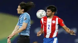 Setelah bertubi-tubi menggempur gawang Paraguay, gol akhirnya didapat Uruguay lewat penalti. Miguel Almiron melanggar Nahitan Nandez di kotak terlarang. (AP/Silvia Izquierdo)