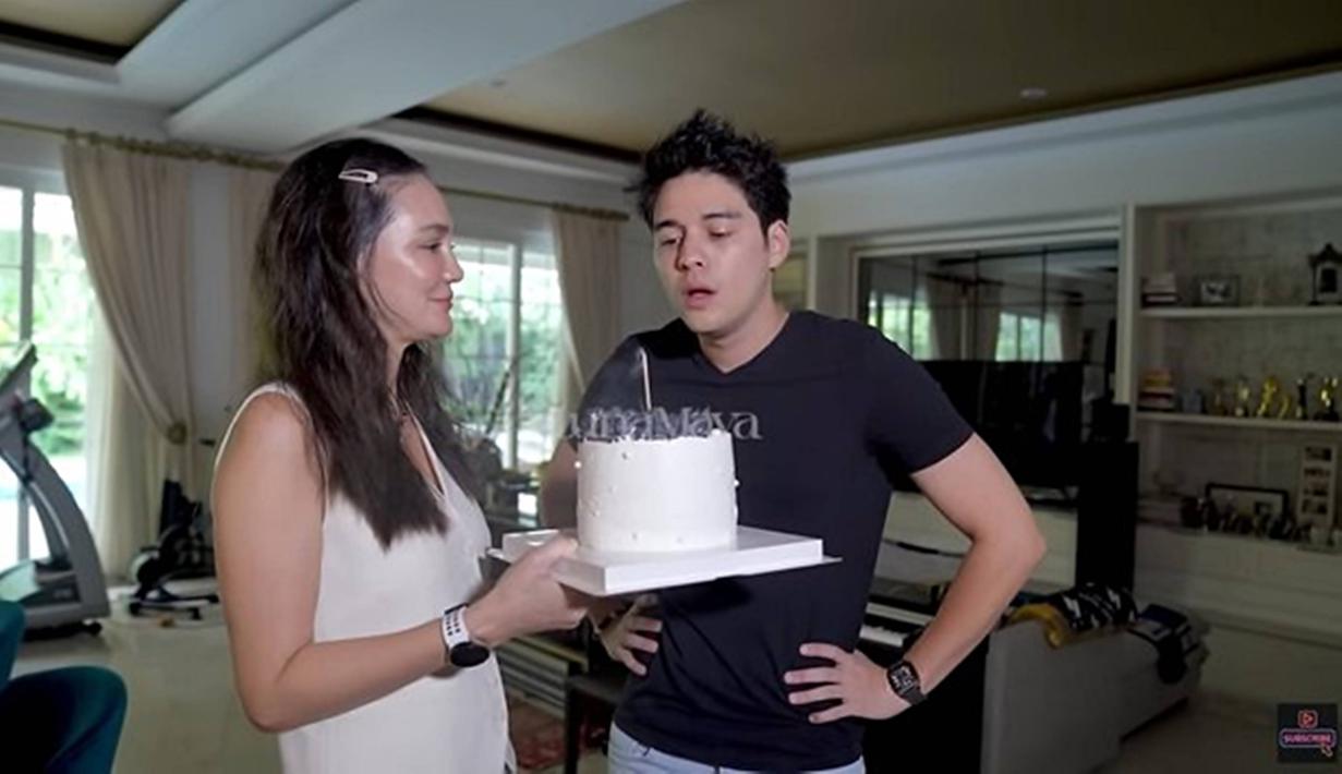 Di momen spesial Maxime Bouttier, Luna Maya memberi sebuah kejutan. Memberikan kue ulang tahun untuk orang yang disayanginya ini membuat banyak netizen menyorotinya. Tidak sedikit yang mendoakannya agar tetap langgeng bersama Maxime. (Liputan6.com/IG/@bouttier_maxime)