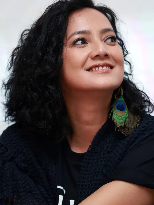 Pemeran yang sukses dalam perannya di film Laskar Pelangi itu menyambut antusias kembali mendapat tawaran dari produser Mira Lesmana dan sutradara untuk memerankan tokoh Athirah. (Deki Prayoga/Bintang.com)