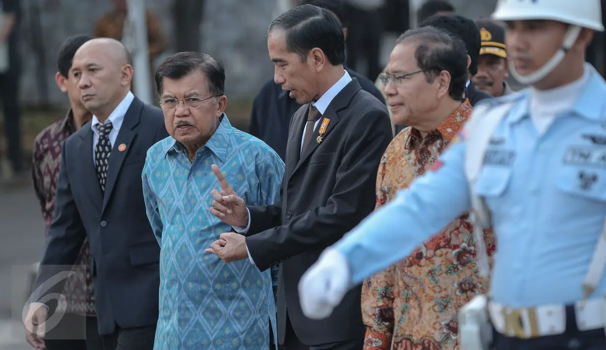 Presiden Jokowi berbincang dengan wakil Presiden Jusuf Kalla saat berjalan menuju Pesawat di Bandara Halim Perdana Kusuma, Jakarta, Sabtu (24/10/2015). Jokowi akan melakukan kunjungan kerja ke Amerika Serikat. (Liputran6.com/Faizal Fanani)