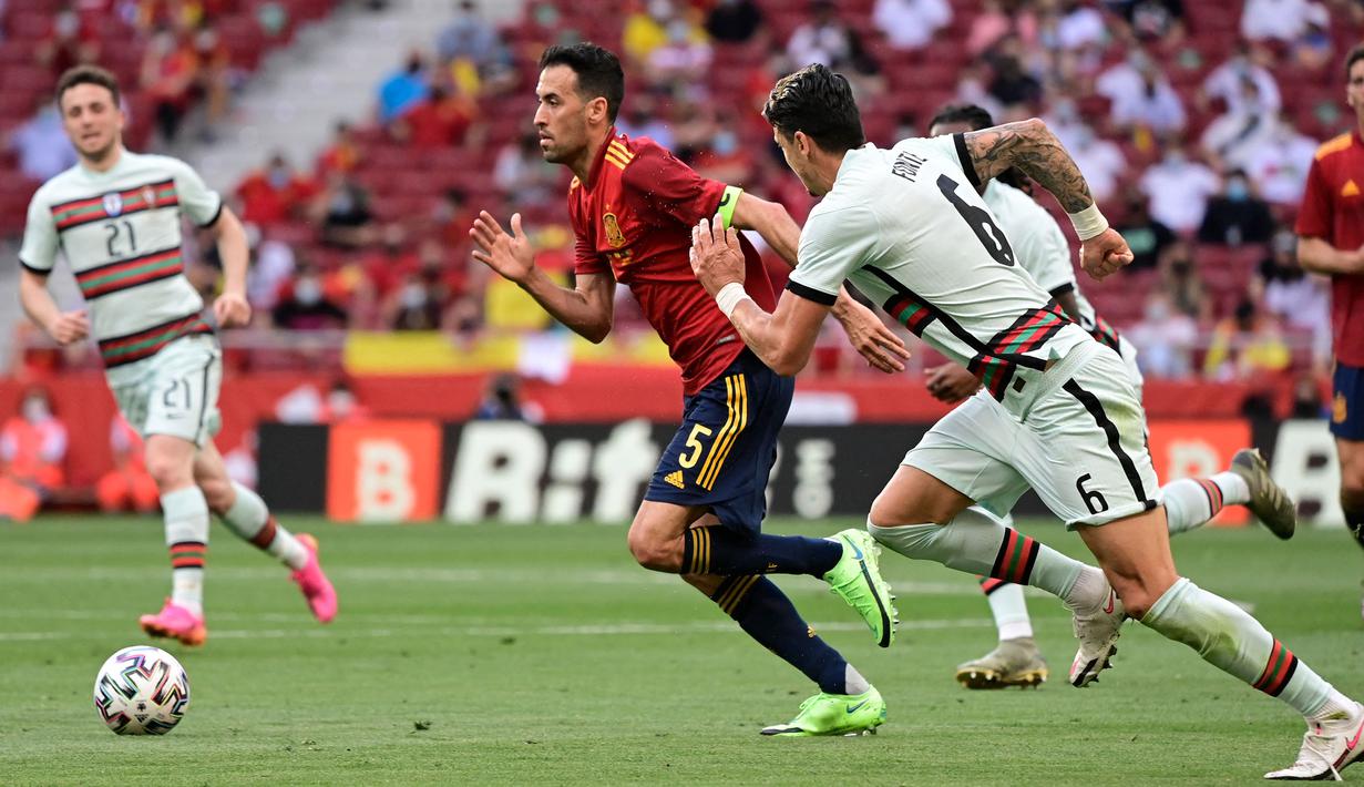 Lima menit berselang, Tim Matador membalas. Intersepsi Sergio Busquets memungkinkan Spanyol melakukan serangan balik. Sayangnya crossing Pablo Sarabia tidak dapat dituntaskan oleh Ferran Torres. (Foto: AFP/Javier Soriano)