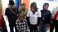 Disaksikasi Ketua Tim Penggerak Pemberdayaan Kesejahteraan Keluarga Kabupaten Garut Diah Kurniasari, salah satu penerima bantuan memasangkan kaki palsu bantuan. (Liputan6.com/Jayadi Supriadin)