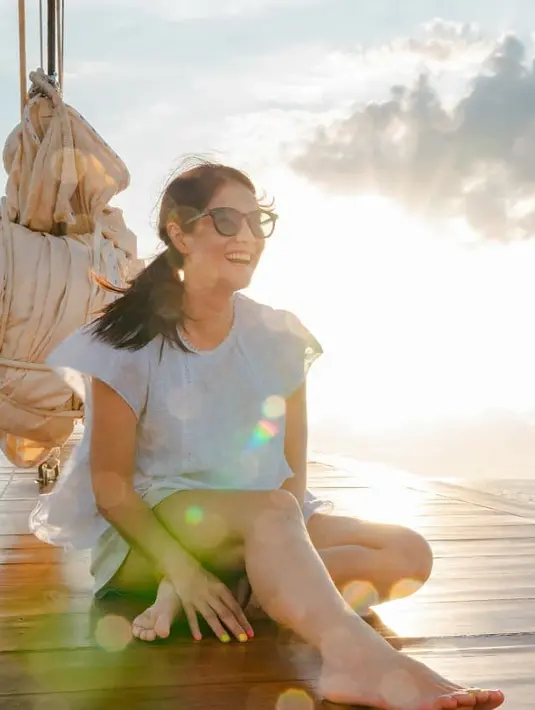 Rasa jenuh tersebut membuat Dian terpaksa melakukan sesuatu agar bermanfaat. Salah satunya, ia mengikuti kelas penulisan naskah secara online selama 3,5 bulan. Mengingat Dian memang tengah sibuk di belakang layar dunia perfilman. (Instagram/therealdisastr)