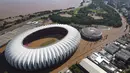 Pemandangan udara dari stadion Beira-Rio tim sepak bola Brasil Internacional yang terendam banjir di Porto Alegre, negara bagian Rio Grande do Sul, Brasil, pada 6 Mei 2024. (Renan MATTOS / AGENCIA RBS / AFP)