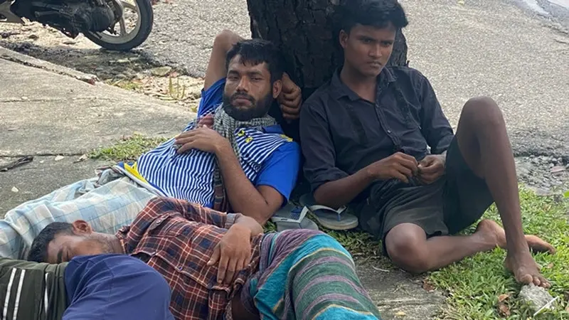 Pengungsi Rohingya yang tidur-tiduran di trotoar Jalan Jenderal Sudirman Pekanbaru.
