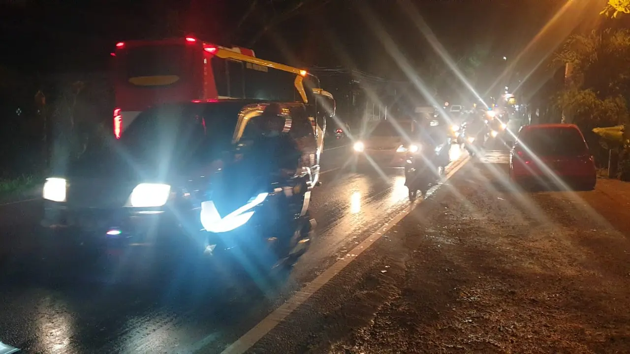 Antrian kendaraan pemudik tahun lalu pada malam hari di dekat Pasar Limbangan Garut, Jawa Barat. (Liputan6.com/Jayadi Supriadin)