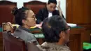 "Saya berjanji sebagai saksi dalam perkara ini akan memberikan keterangan yang benar," ucap Nadine Chandrawinata, Selasa (5/12/2017). (Nurwahyunan/Bintang.com)