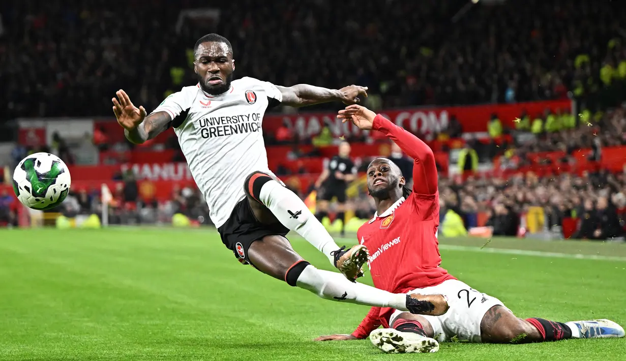 Tertinggal satu gol, Charlton Athletic banyak mengandalkan serangan balik untuk mencari gol penyeimbang. Namun hingga berakhirnya babak pertama usaha Corey Balckett-Taylor dkk belum membuahkan hasil akibat penyelesaian akhir yang lemah. (AFP/Oli Scarff)