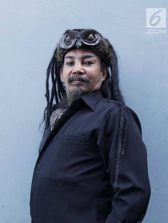 Mentalis Limbad berpose saat menghadiri acara di kawasan Tendean, Jakarta, Kamis (2/8). Tak sekadar keke challenge, Limbad pun mengganti lagu Drake ke musik dangdut di akhir video tantangannya. (Liputan6.com/Faizal Fanani)