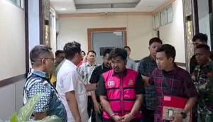 Kejati Sulsel) menangkap seorang jaksa gadungan berinisial AM alias Pung bersama seorang PPPK Paruh Waktu Balai Penataan Bangunan, Prasarana, dan Kawasan Sulawesi Selatan (BPBPK Sulsel) berinisial R. (Liputan6.com/Eka Hakim)