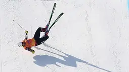 Christopher Delbosco dari Kanada saat terjatuh saat perlombaan ski 1/8 akhir pertandingan selama Olimpiade Musim Dingin Pyeongchang 2018 di Phoenix Park di Pyeongchang (21/2). (AFP Photo/Loic Venance)