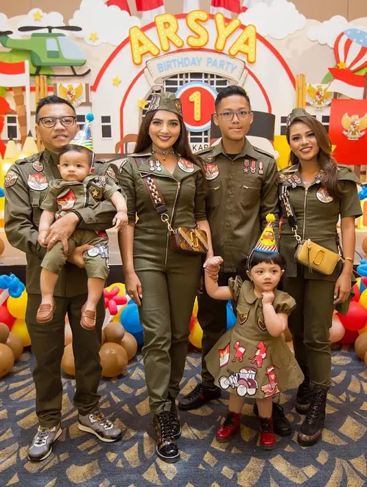 Saat merayakan ulang tahun Arsya, keluarga Anang dan Ashanty tampil kompak dengan mengenakan busana bernuansa perjuangan. Seperti diketahui, ulang tahun Arsya bertepatan dengan Hari Sumpah Pemuda. (Foto: instagram.com/ashanty_ash)
