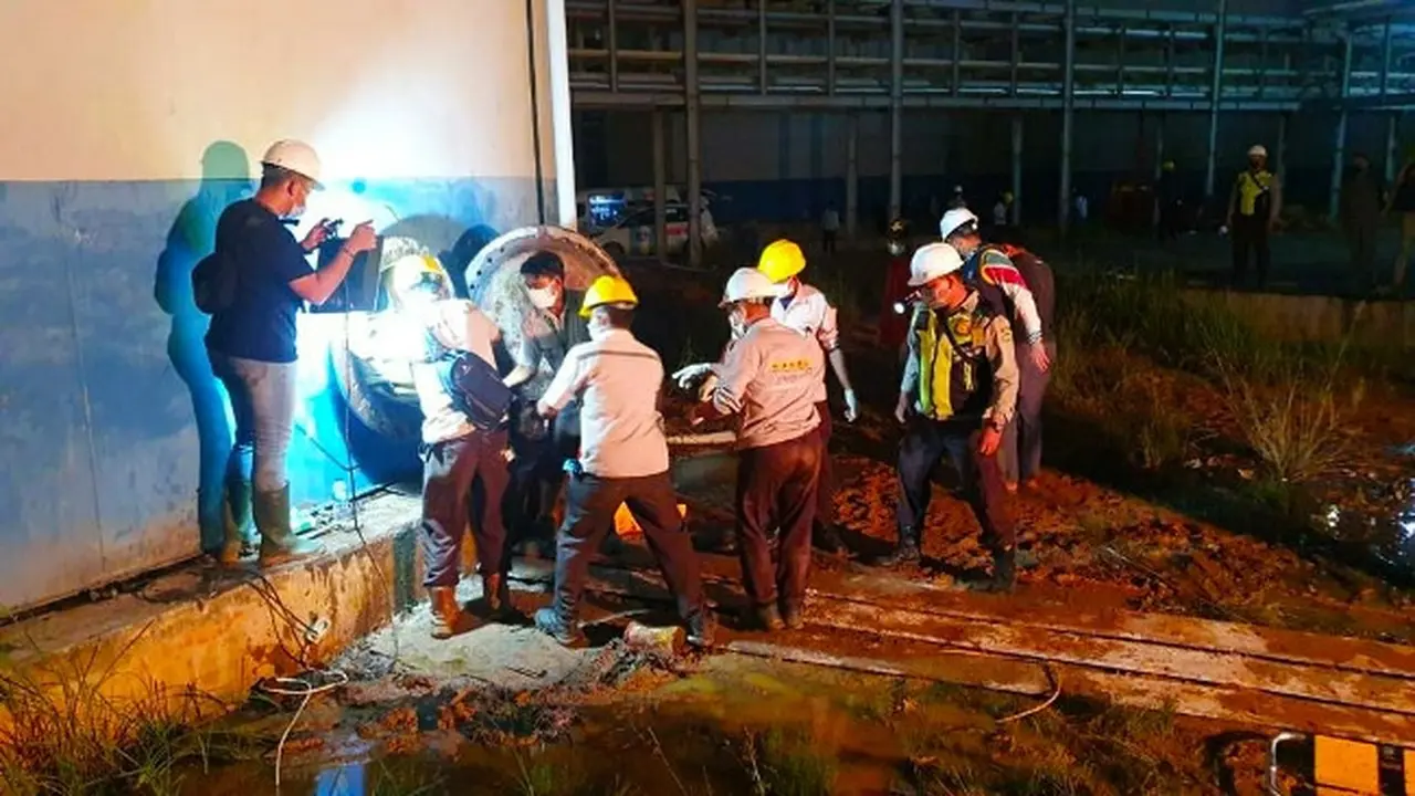 Karyawan PT Sari Dumai Oleo dan personel Polres Kota Dumai mengevakuasi korban kebakaran tangki.