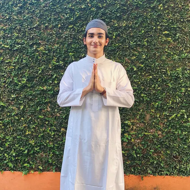 6 Potret Mahdy Reza Pemain Sinetron 'Buku Harian Seorang Istri' Pakai Baju Koko
