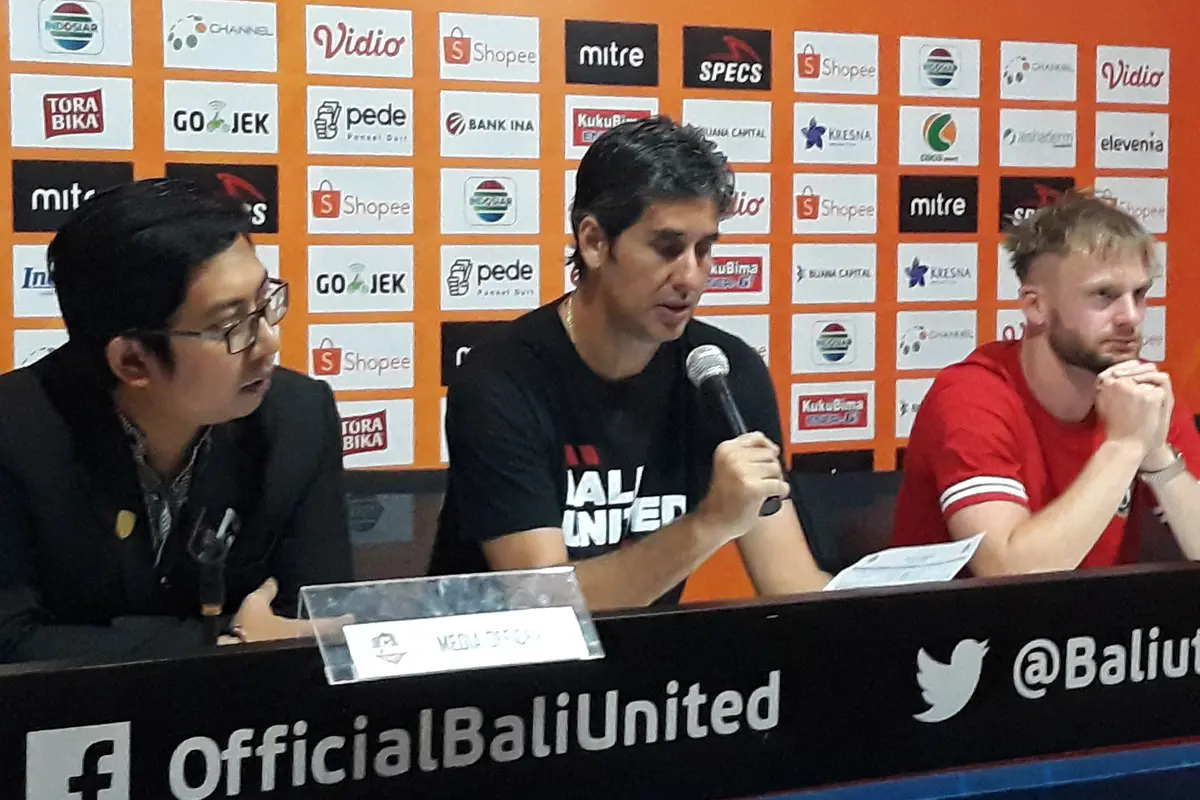 Pelatih Bali United, Stefano 'Teco' Cugurra dalam jumpa pers usai pertandingan