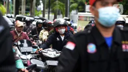 Buruh mendorong sepeda motor mereka saat melakukan aksi unjuk rasa di kawasan Patung Kuda, Jakarta, Rabu (10/11/2021). Buruh menuntut pemerintah untuk mencabut UU Cipta Kerja dan meminta Presiden Joko Widodo atau Jokowi untuk mundur. (merdeka.com/Imam Buhori)
