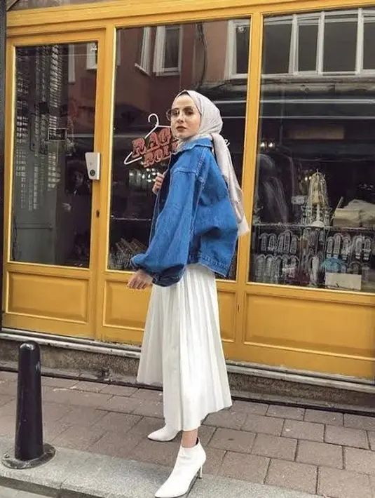 <p>Denim jaket menjadi outfit kasual yang bisa digunakan oleh siapapun. Menghadirkan ragam impresi gaya, paduan jaket denim dan rok pleats putih jadi paduan yang menjanjikan. Pilih nuansa hijab khaki untuk kesan yang netral yang menawan. (Foto: Pinterest)</p>