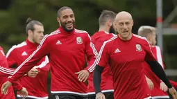 Pemain Wales, David Cotterill dan Ashley Williams menikmati sesi latihan tim Wales di OSEC Stadium, Dinard, Lyon, Prancis. (5/7/2016). (REUTERS/Stephane Mahe)