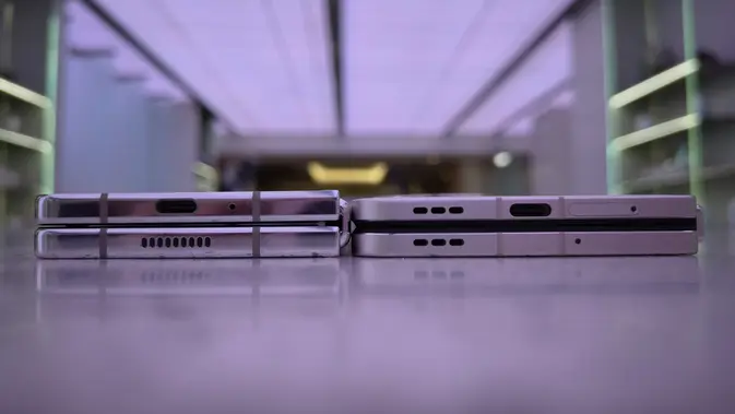 <p>Perbandingan Desain HP Layar Lipat Oppo Find N3 (kanan) dan Samsung Galaxy Z Fold 5 (kiri). (/Labib Fairuz)</p>