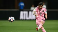 Lionel Messi mencetak gol via tendangan bebas ke gawang FC Porto. Inter Miami menang 2-1 pada laga kedua fase grup Piala Dunia Antarklub 2025, Jumat (20/6/2025) dini hari WIB di Mercedes-Benz Stadium, Atlanta, Amerika Serikat. (Paul ELLIS / AFP)