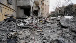 Serangan udara dan artileri Israel terus menargetkan infrastruktur yang diklaim sebagai milik kelompok Hizbullah yang berdampak signifikan pada warga sipil dan fasilitas publik. Tampak dalam foto, seorang pria menyingkirkan puing-puing sambil mencari barang-barang yang hilang dari rumahnya yang hancur akibat serangan udara Israel di kota pelabuhan Tyre, Lebanon selatan, Kamis, 26 Maret 2026. (AP Photo/Hussein Malla)