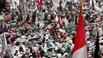 Ribuan massa yang tergabung dalam Forum Umat Islam (FUI) melakukan aksi damai 212 jilid 2 di depan Gedung Dewan Perwakilan Rakyat, Senayan, Jakarta, Selasa (21/2). (Liputan6.com/JohanTallo)