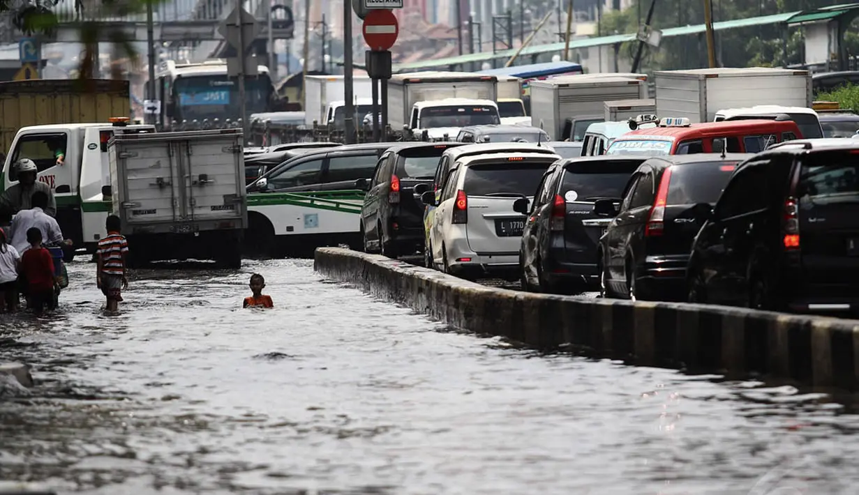 Banjir di Jalan Mangga Dua Raya, Jakarta, disebabkan meluapnya anak Sungai Ciliwung di depan WTC, Kamis (20/11/2014). (Liputan6.com/Faizal Fanani)