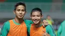 Evan Dimas dan Abdul Rahman berfoto saat sesi latihan jelang melawan Vietnam pada laga semi-final AFF Cup 2016 di Stadion Pakansari, Bogor, (02/11/2016). (Bola.com/Nicklas Hanoatubun)