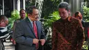 Chief Commissioner Malaysia Anti Corupption Commission Datuk Dzulkifli Bin Ahmad saat berbincang setibanya di gedung KPK, Jakarta, Rabu (26/7). Kedua lembaga akan menangani kasus baru yang melibatkan dua negara. (Liputan6.com/Helmi Afandi)