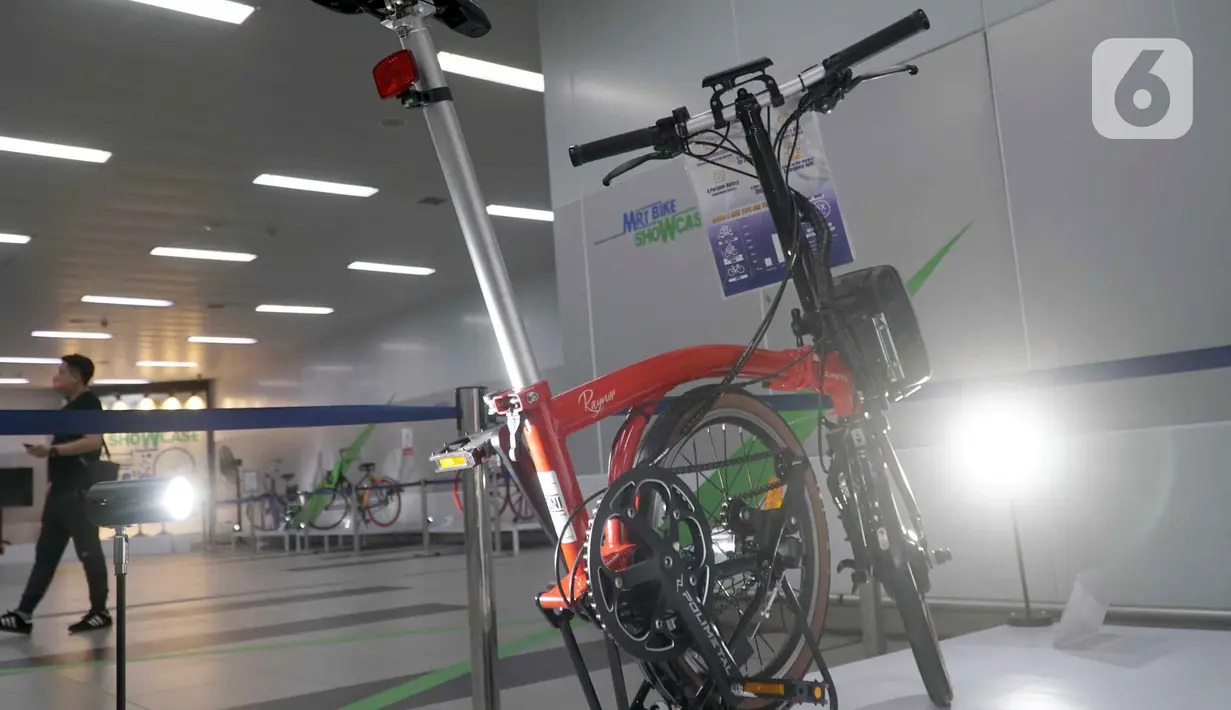 Sebuah sepeda listrik Polimetal Raynor Electric Bike dalam MRT Bike Showcase di stasiun MRT Bundaran HI, Jakarta (29/03/2022). Sepeda listrik Raynor produksi PT Dharma Polimetal Tbk (DRMA) mengandalkan Bataraz battery pack untuk sekali pengecasan selama 4 jam. (Liputan6.com/HO/Drma)