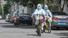 Perangkat masyarakat mengantarkan barang di permukiman Xihebaqianjie di Urumqi, Daerah Otonom Uighur Xinjiang, China, 3 Agustus 2020. Menggunakan sepeda sederhana dan sepeda listrik, sebuah tim layanan mengantarkan barang kebutuhan sehari-hari serta obat-obatan bagi warga. (Xinhua/Zhao Ge)