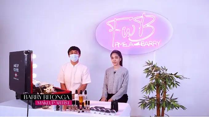 Tampilkan Makeup Glowing nan Elegan, Fimela with Barry x iStyle.id Kasih Tutorialnya Buat Para Hijaber