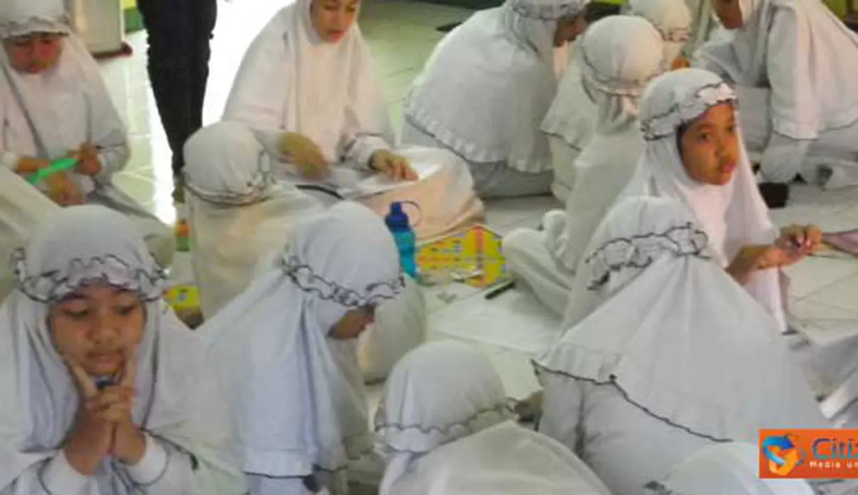 Citizen6, Surabaya: Mahasiswa ITS, Jurusan Teknik Kimia, dalam program kreatifitas mahasiswa pengabdian masyarakat (PKMM) membuat permainan yang bernama Jaws (Javanesse World Scrabble).(Pengirim: Widhy Roviantika)