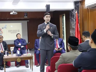 Dalam keterangan unggahan, Verrell mengungkapkan bahwa fokus pertemuan itu ada di peningkatan keamanan, akses kesehatan, dan pendidikan untuk WNI di luar negeri. Anggota DPR RI dari Fraksi PAN itu pun berharap agar pertemuan itu memperkuat hubungan Indonesia-Mesir. (Liputan6.com/IG/@bramastavrl)