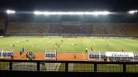 Laga Persib vs Perseru pada Piala Presiden 2019 di Stadion Si Jalak Harupat, Bandung, sepi penonton. (Bola.com/Erwin Snaz)