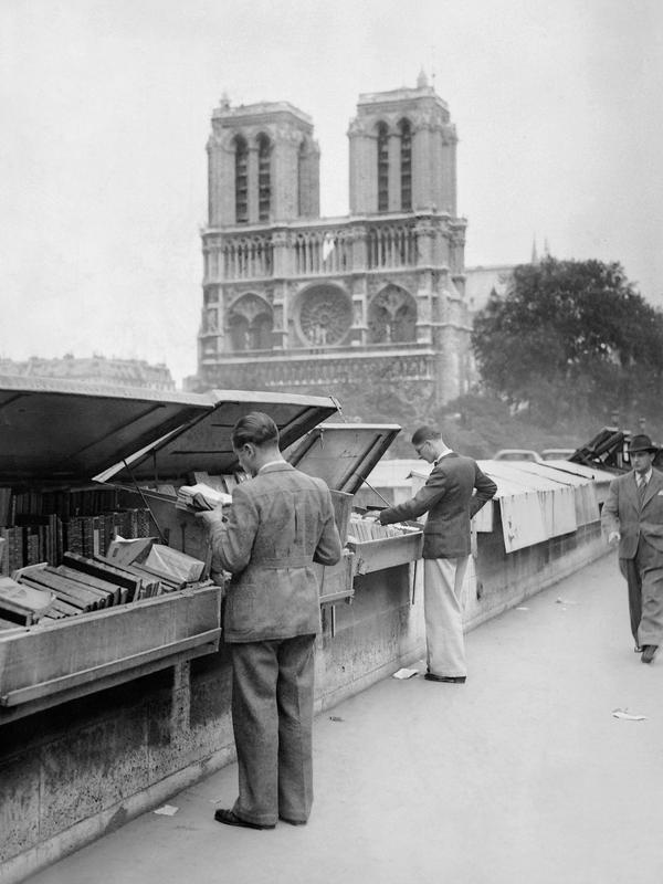 Warga membaca-baca buku bekas di tepi Sungai Seine, Paris, Prancis, 23 September 1938. (AFP)