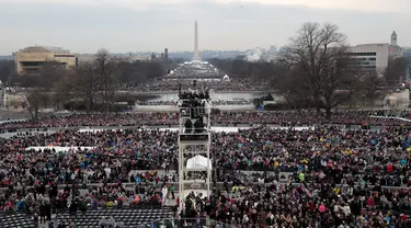 Warga AS berbondong-bondong menuju Gedung Capitol jelang pelantikan Donald Trump sebagai Presiden Amerika Serikat (AS) ke-45, Washington DC, AS, Jumat (20/1).(AFP Photo)