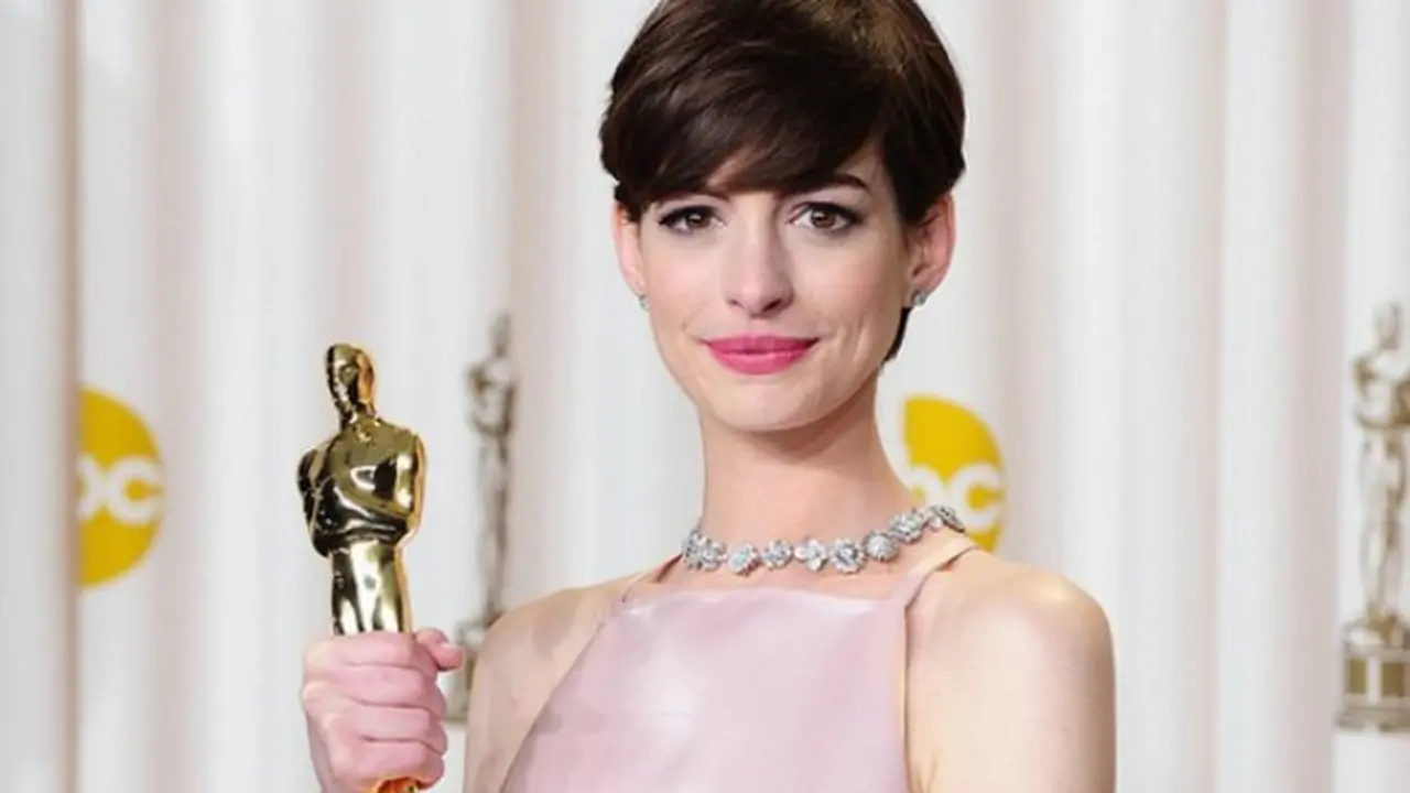Anne Hathaway Mengapung Ala Interstellar di Acara TV