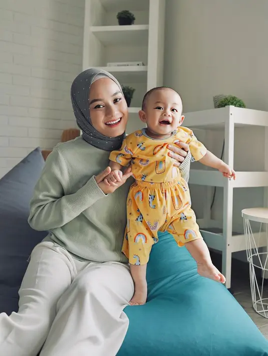Penggunaan nuansa hijab pastel memberikan kesan manis yang menjanjikan.