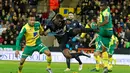 Perebutan bola di depan gawang Norwich City dalam lanjutan Liga Inggris di Stadion Carrow Road, Minggu (29/11/2015) malam WIB.  (AFP/Lindsey Parnaby)