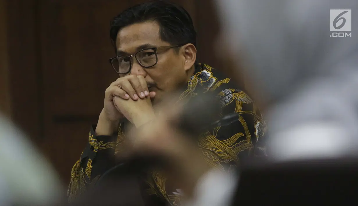 Terdakwa dugaan suap/gratifikasi terkait kerjasama pengangkutan dengan PT HTK yang juga anggota komisi VI DPR RI, Bowo Sidik Pangarso menyimak keterangan saksi saat sidang lanjutan di Pengadilan Tipikor, Jakarta, Rabu (20/8/2019). Sidang mendengar keterangan saksi. (Liputan6.com/Helmi Fithriansyah)